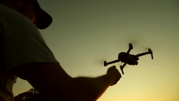 Operador remoto de aeronaves. Drone volando al atardecer . — Vídeos de Stock