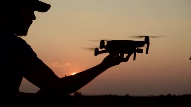 Jantan muda menerbangkan Drone mereka menyebrangi padang rumput. Aircrafts Technologies . — Stok Video