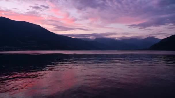 Malerischer Sommersonnenuntergang am Comer See in Norditalien. Region Lombardei. — Stockvideo