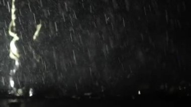 Su Dolu Ülke Yolunda Yürüyen Adamlar.