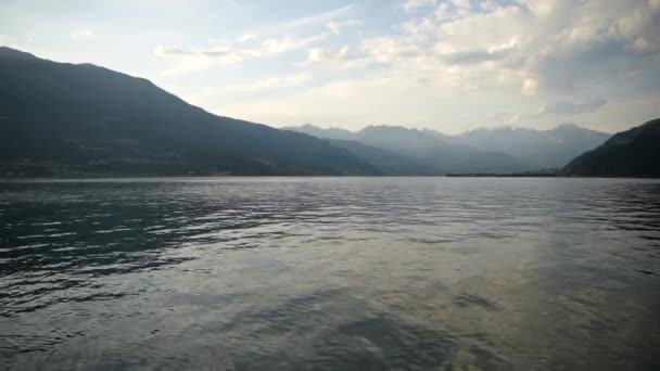 Βόρειο τμήμα της φημισμένος ιταλικός προορισμός λίμνη Κόμο στη Βόρεια Ιταλία. — Αρχείο Βίντεο