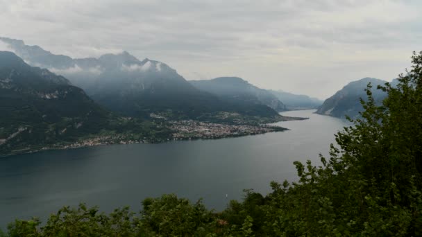 Lecco östra sidan av Comosjön Time lapse video. Lombardiet, Italien. — Stockvideo