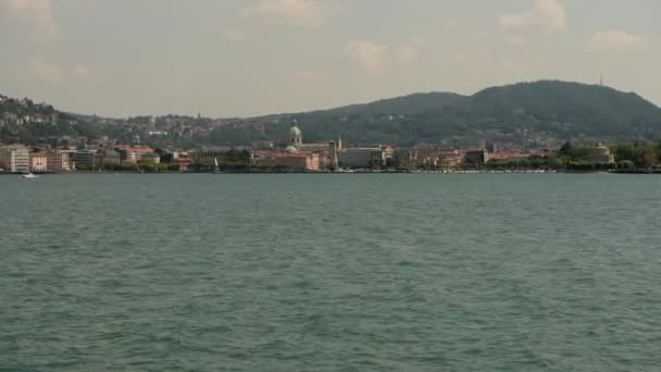Miasto Como w godzinach letnich popołudniowych. Lombardia, Włochy. Film poklatkowy. — Wideo stockowe