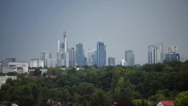 10 augustus 2019. Hessen staat Duitsland. Schilderachtige stad Frankfurt metro Park. — Stockvideo