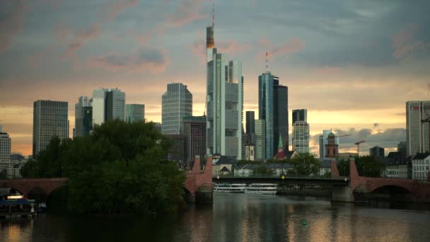 10 augustus 2019. Hessen staat Duitsland. Schilderachtige stad Frankfurt metro Park. — Stockvideo