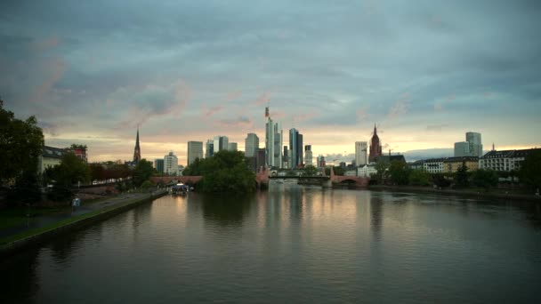 10 Agustus 2019. Sore musim panas di kota Frankfurt am Main — Stok Video