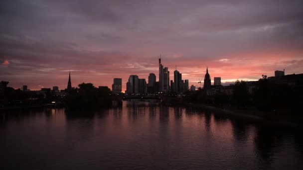 10 de agosto de 2019. Puesta de sol escénica en el centro de Frankfurt am Main — Vídeo de stock