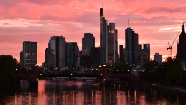 Augusztus 10, 2019. Időközű a festői égő naplemente ég felett Frankfurt — Stock videók