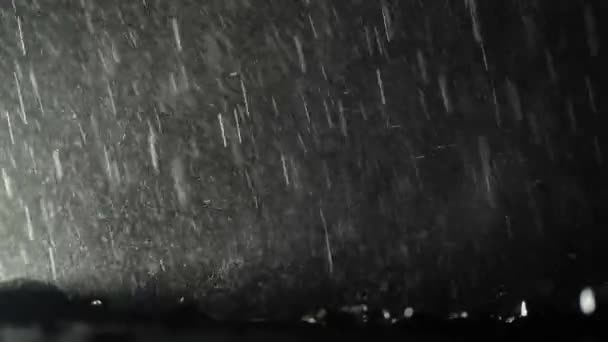 Zware regenval tijdens de late nachturen. Onweer Weather. — Stockvideo