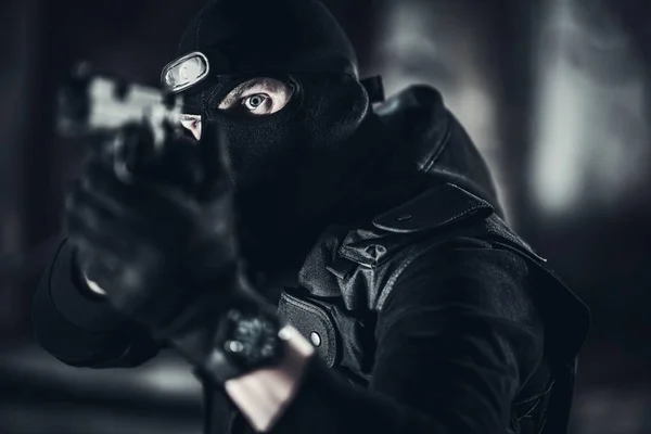Männer mit Gesichtsmaske und Pistole — Stockfoto