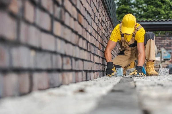 Ladrillo de granito pavimentación trabajador —  Fotos de Stock