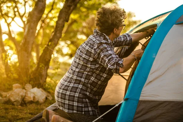 退休妇女帐篷假期 — 图库照片