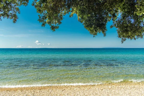 Zonnige schilderachtige Adriatische strand — Stockfoto