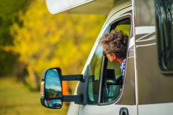 Conductor senior de autocaravanas — Foto de Stock