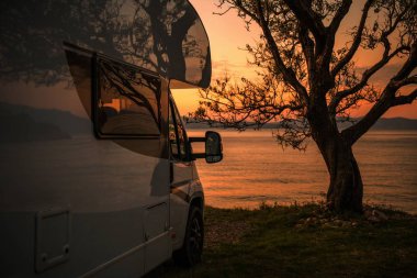 Karavan Kampçısı Van Sahne Günbatımı