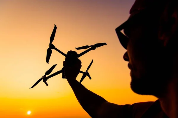 Мужчины летают маленькими дронами — стоковое фото