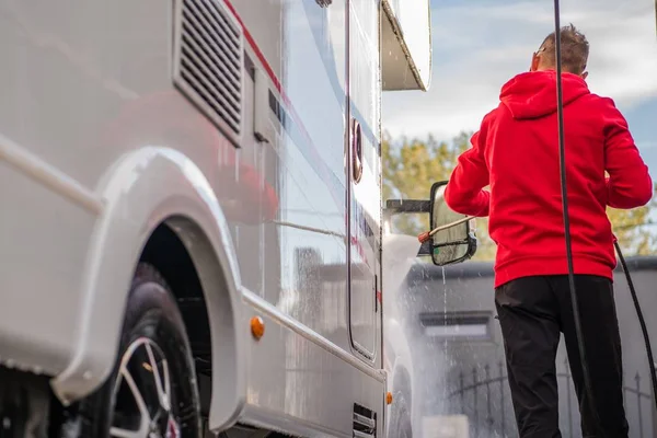 Men Cleaning His Camper — Stock fotografie