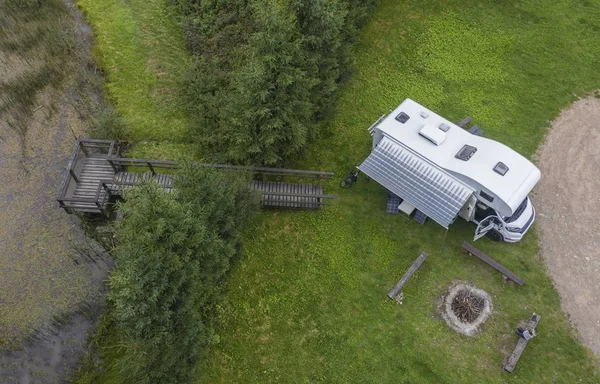 Rv Camping Spot s rybníkem — Stock fotografie