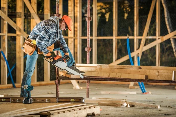 Werknemer met chainsaw — Stockfoto