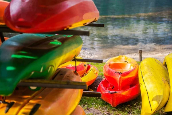 Kayaks colorés du lac — Photo