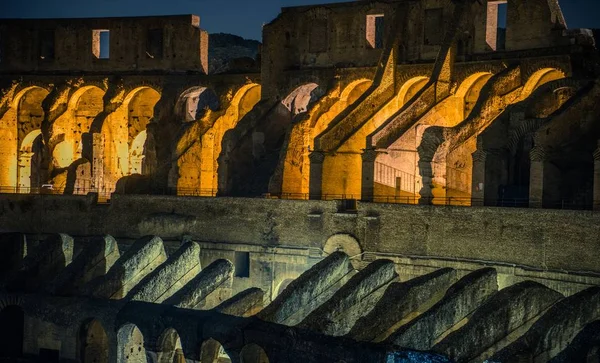 Koloseum wnętrz w nocy — Zdjęcie stockowe