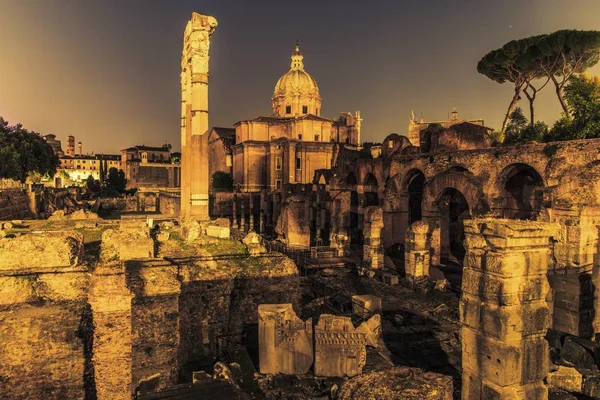 Руины Римского форума в Риме — стоковое фото