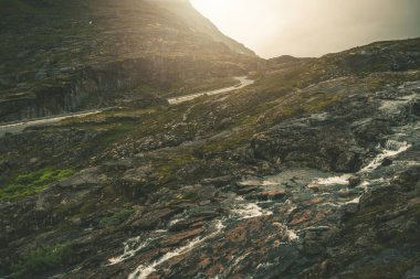Manzaralı İskandinav Yolu. Norveç 'in güneybatısındaki Alpine Yolu. Norveç Çiğ Rocky ve Yağmurlu Peyzaj.