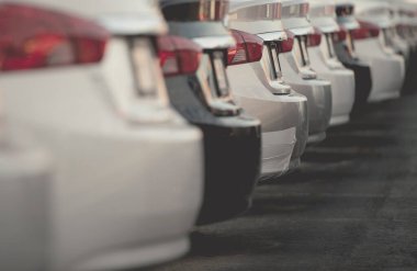 Araba Satışı Otomotiv Endüstrisi Teması. Satıcıdaki Gıcır gıcır araçlar. Satılık yeni araba envanteri.