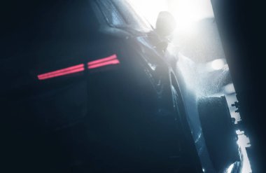 Alloy Wheel Cleaning ve Modern Araç Yıkama Süreci sırasında Otomatik Araba Yıkama. Koyu Mavi Renk Notlandırması.