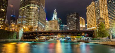 Şehir manzaraları ve Mimarlık. Gece Şikago Nehir Kanalı 'nın Renkli Yansımaları ve Gökdelenler. Wabash Bulvarı Demir Köprüsü. Chicago, Illinois, Amerika Birleşik Devletleri. Panoramik Fotoğraf.