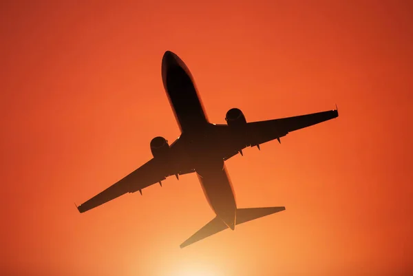 航空旅行主题 商务客机从当地机场起飞 红色日落的天空 — 图库照片