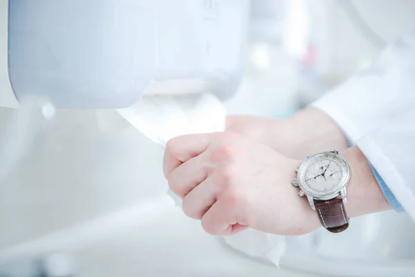 Ιατρός Χρησιμοποιώντας Εξυγιαντική Βελούδινα Μαντηλάκια Για Καθαρισμό Χεριών Σκουπίδια Dispenser — Φωτογραφία Αρχείου