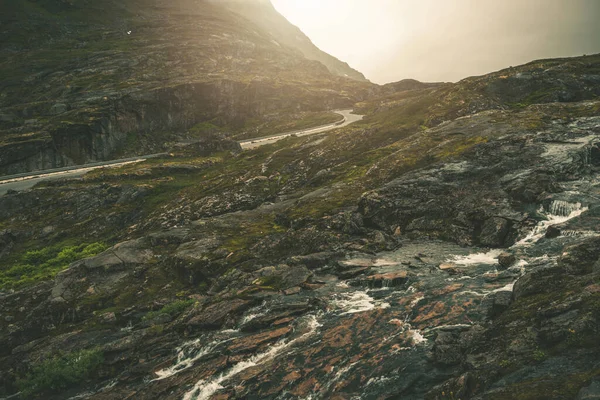 北欧の観光ルート ノルウェー南西部の山岳道路 ノルウェーの生ロッキーと雨の風景 — ストック写真