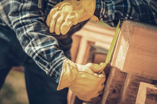 Stolarz Noszący Rękawice Ochronne Pomiar Belek Drewnianych Materiał Projektu Budowlanego — Zdjęcie stockowe