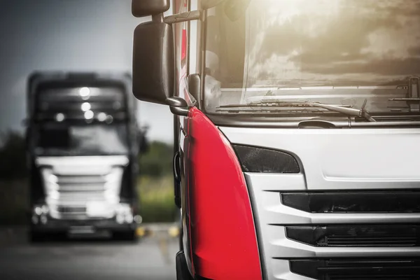 Moderne Europäische Sattelschlepper Auf Dem Weg Zum Auslieferungsziel Lkw Geschäft — Stockfoto