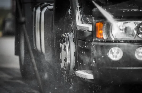 Wöchentliche Lkw Wartung Detaillierte Reinigung Semi Truck Mit Hochdruckreiniger Nahaufnahme — Stockfoto