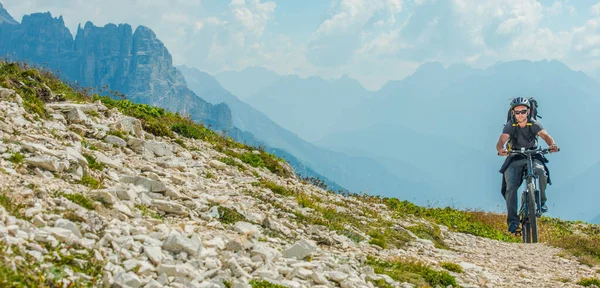 Sport Recreation Caucasian Men Riding Mountain Bike Scenic Mountain Trail — Stock Photo, Image