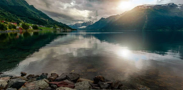 Skandináv Tájkép Scenic Norvég Fjord Rocky Shore Környező Hegyek — Stock Fotó