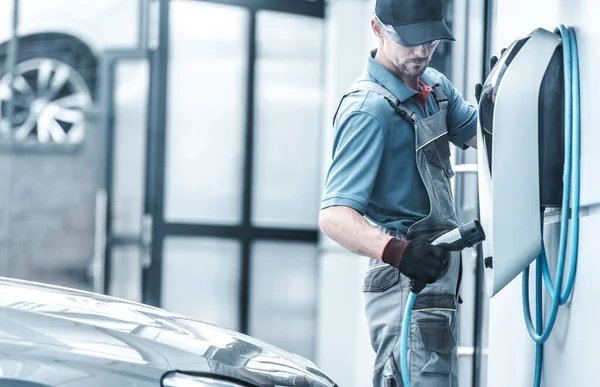 Técnico Automotriz Caucásico Probando Potente Cargador Pared Eléctrico Para Carga —  Fotos de Stock