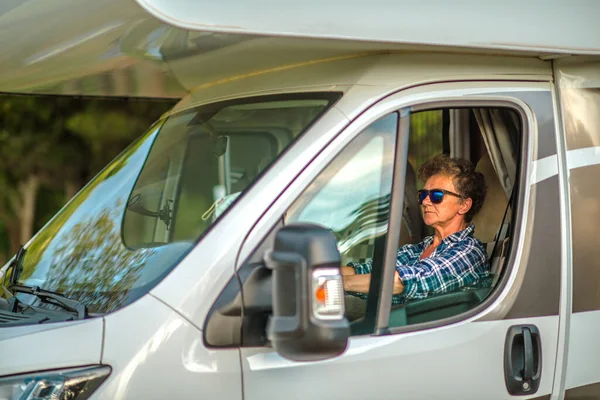 Semester Road Trip Husbilen Vit Kvinna Årsåldern Som Kör Husbil — Stockfoto