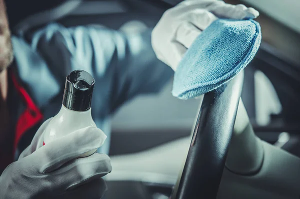 Homens Caucasianos Cuidando Interior Carro Volante Limpeza Usando Cuidado Couro — Fotografia de Stock