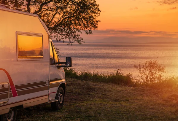 Místo Kempu Waterfront Camper Van Road Travel Scenic Sunset Calm — Stock fotografie