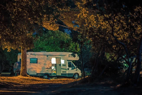 Motorhome Vacation Travel Acalme Camping Night Dentro Camper Van Veículo — Fotografia de Stock