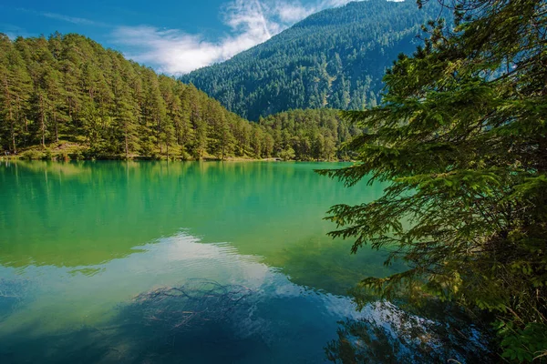 德国阿尔卑斯山景观 巴伐利亚湖中的绿松石水晶清水 景区及夏季目的地 — 图库照片
