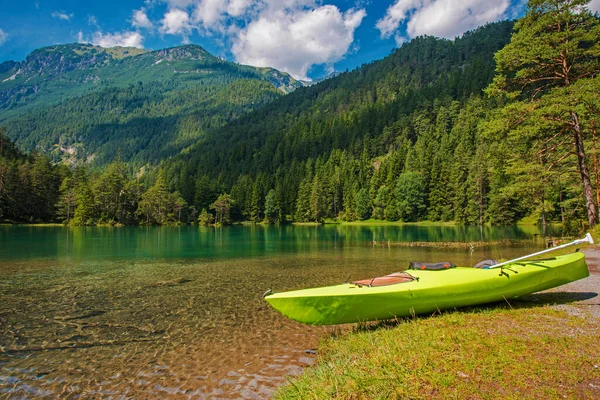 夏季的巴伐利亚湖皮划艇场景 绿松石湖水及高山景致 — 图库照片