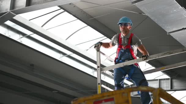 30代の白人労働者が商業ビルの倉庫内に新設された空気ベントシャフトを確認 — ストック動画