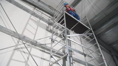 Kafkas Müteahhit İşçi İnşaat Malzemeleri Ticari Bina içinde. Depo İşçisi.