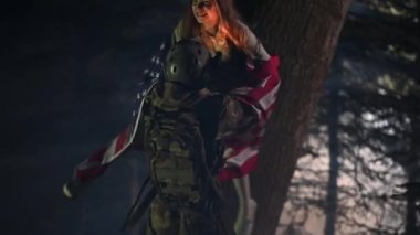 Eve Dönen Asker Yavaş Çekimde Kızıyla Kucaklaşıyor. Aile Mutluluğu Teması. Amerikan Bayrağı Altında.