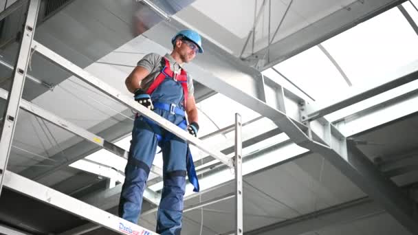 商業倉庫ビル プロの加熱冷却技術者の労働者が新しく組み立てられた空気ベントシャフトを仕上げ — ストック動画