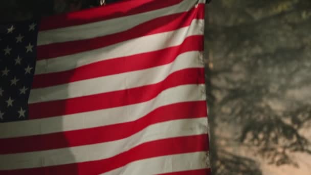 30多岁的白人士兵 手中拿着美利坚合众国国旗近身 美国骄傲的武装部队 — 图库视频影像